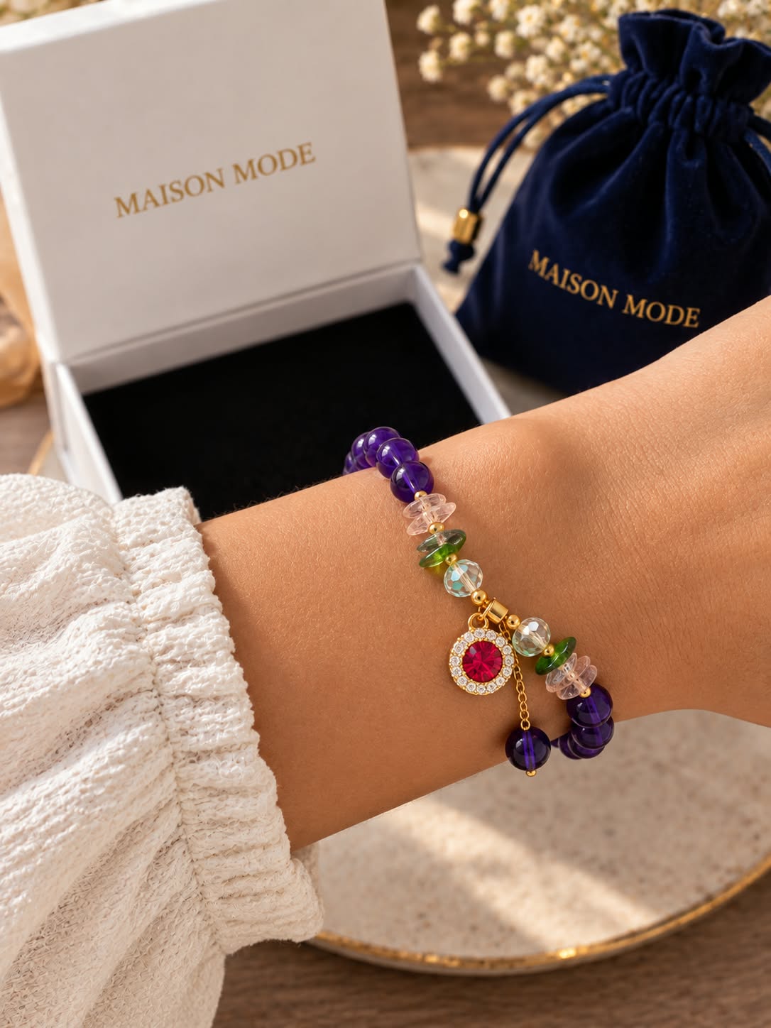 Bracciale Viola con Perle e Charms Dorati – Violet Charm