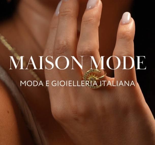 Moon and Sun: anello regolabile placcato d'oro
Scintillanti e ricchi di fascino, questi gioielli dorati sono impreziositi da un pendente a forma di cuore con una pietra celeste al centro,per aggiungere un tocco di raffinatezza a qualsiasi outfit.