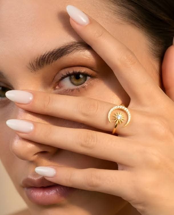 Moon and Sun: anello regolabile placcato d'oro
Scintillanti e ricchi di fascino, questi gioielli dorati sono impreziositi da un pendente a forma di cuore con una pietra celeste al centro,per aggiungere un tocco di raffinatezza a qualsiasi outfit.