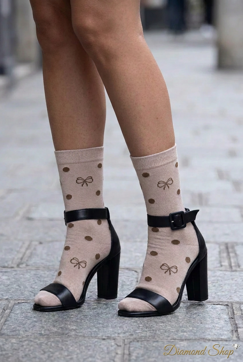 Calzini beige chiaro a pois con sandalo e logo Diamond Shop