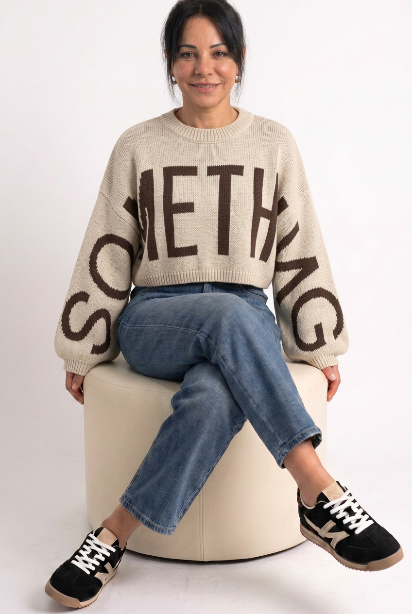 Maglia crop SOMETHING beige indossata