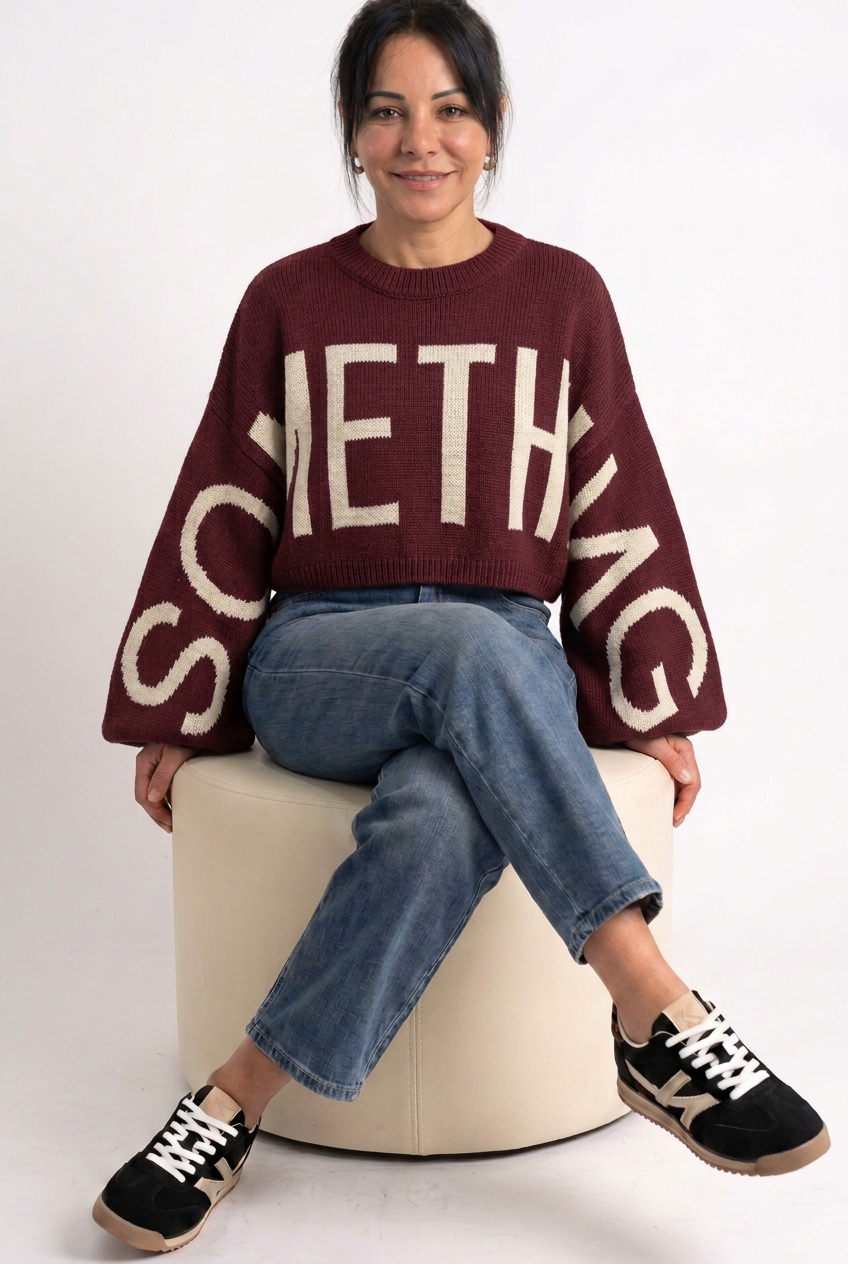 Maglia crop SOMETHING bordeaux indossata