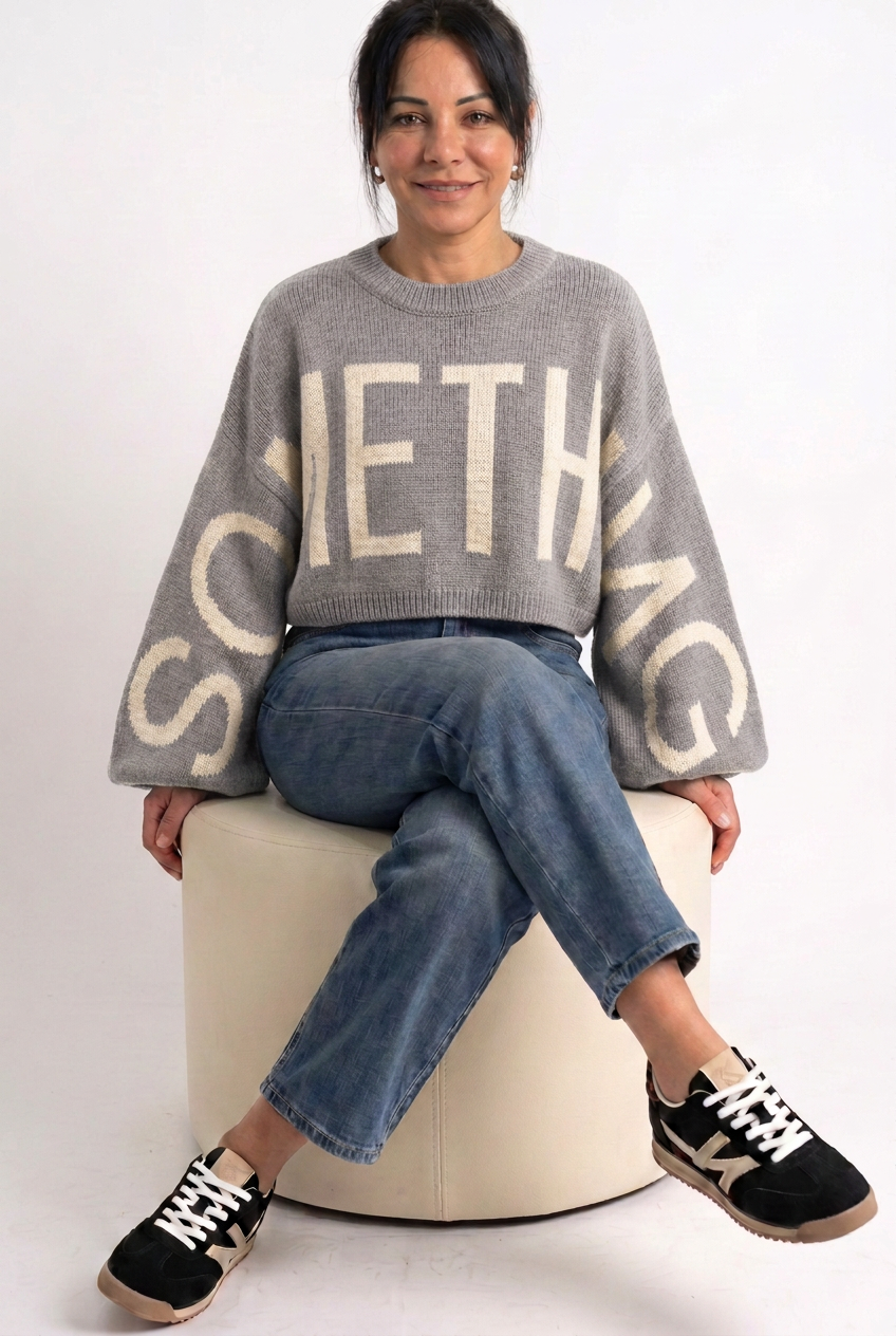 Maglia crop SOMETHING grigio chiaro indossata