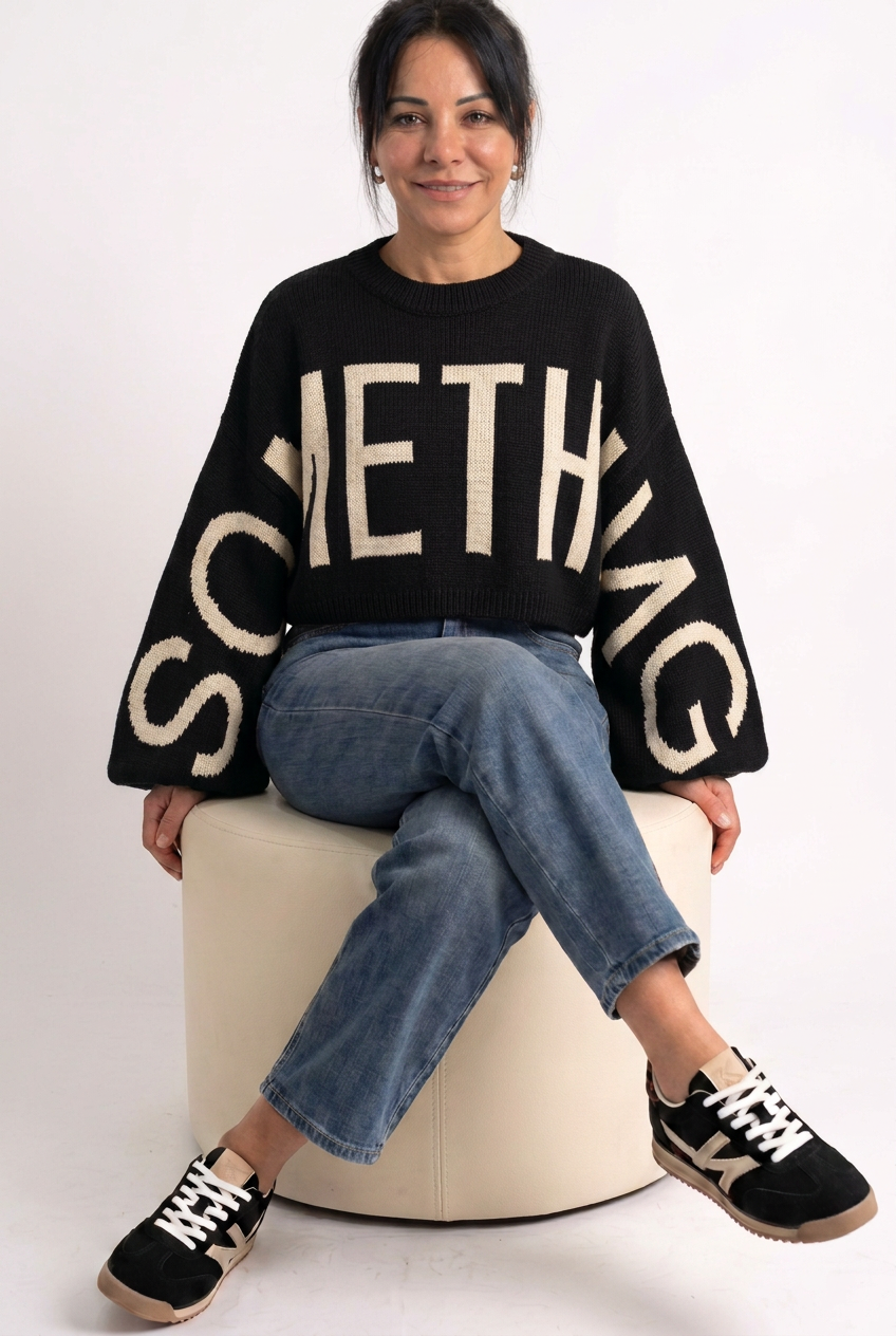 Maglia crop SOMETHING nera indossata