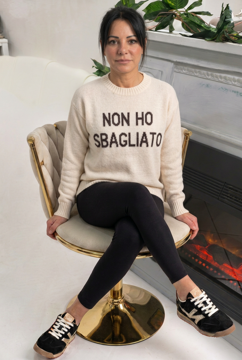 Maglione NON HO SBAGLIATO panna indossato davanti al camino