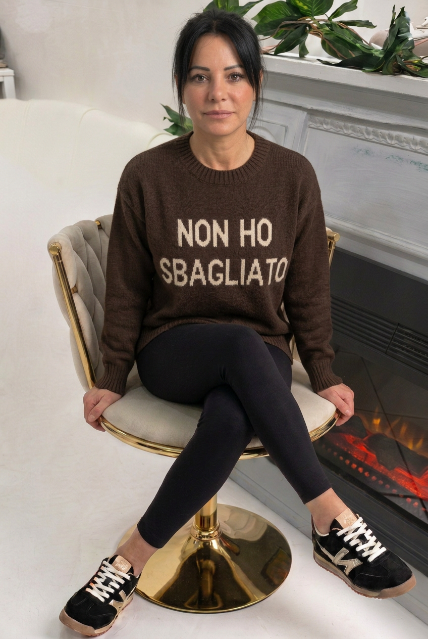 Maglione marrone indossato