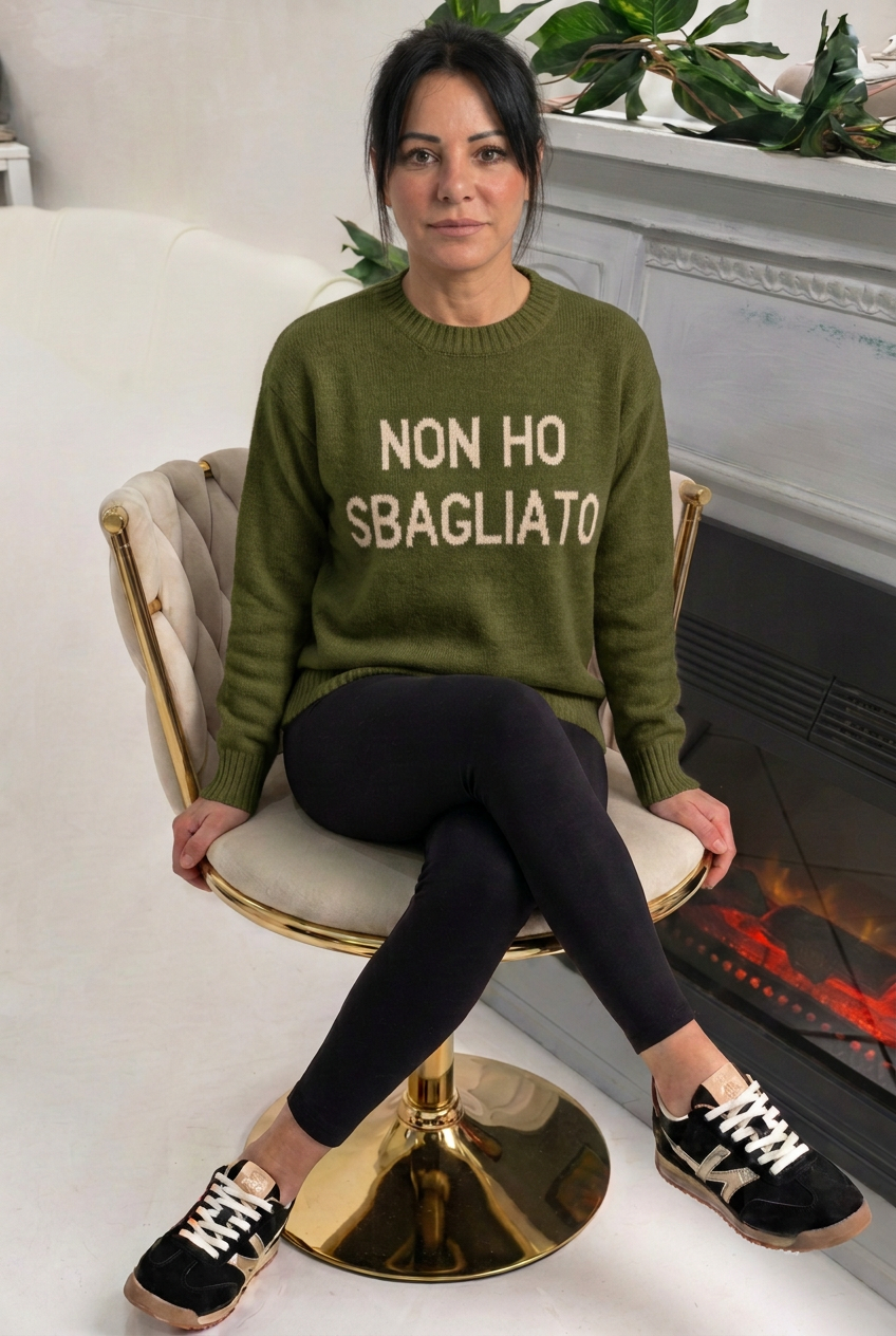Maglione verde oliva indossato