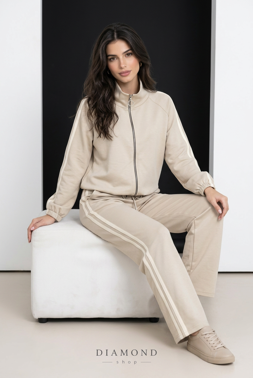 Modella seduta su pouf con coordinato beige