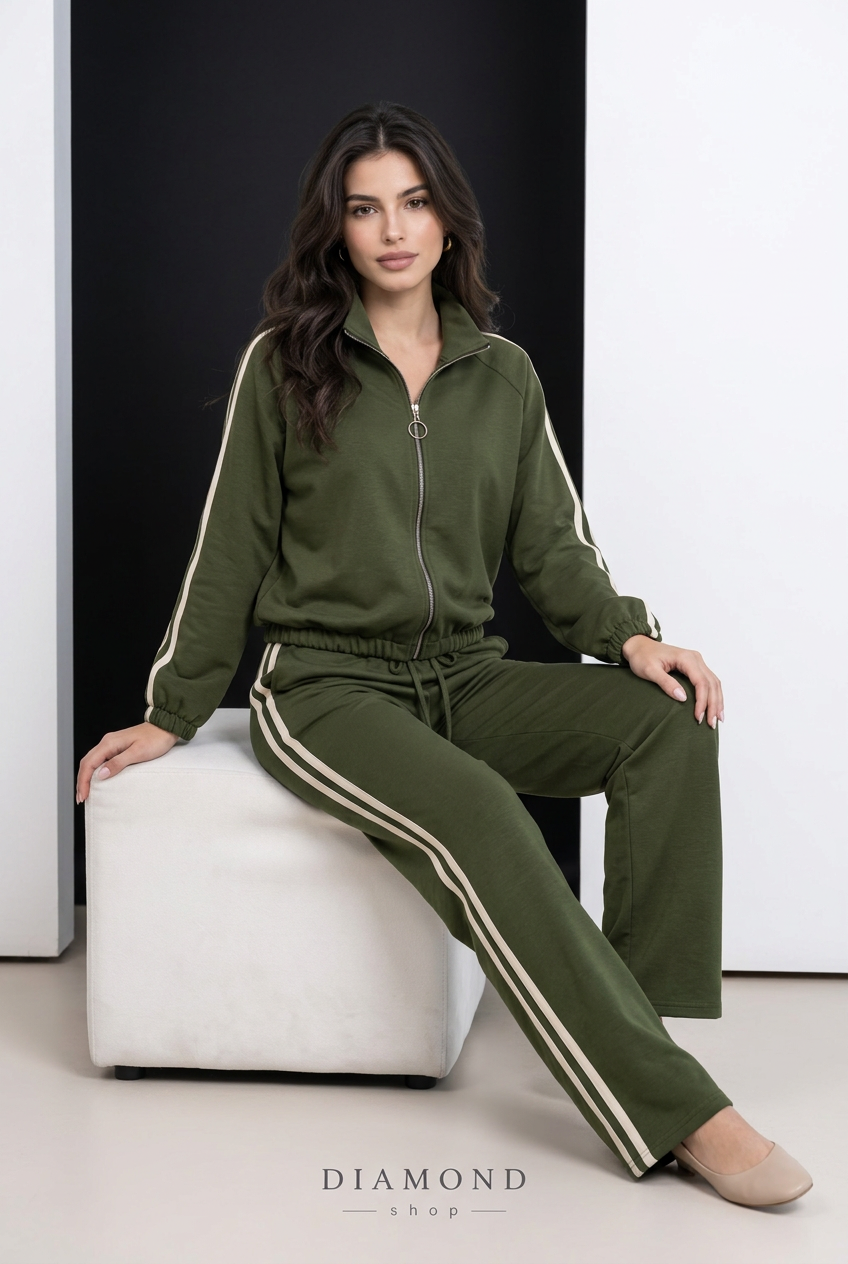 Modella seduta su pouf con coordinato verde oliva