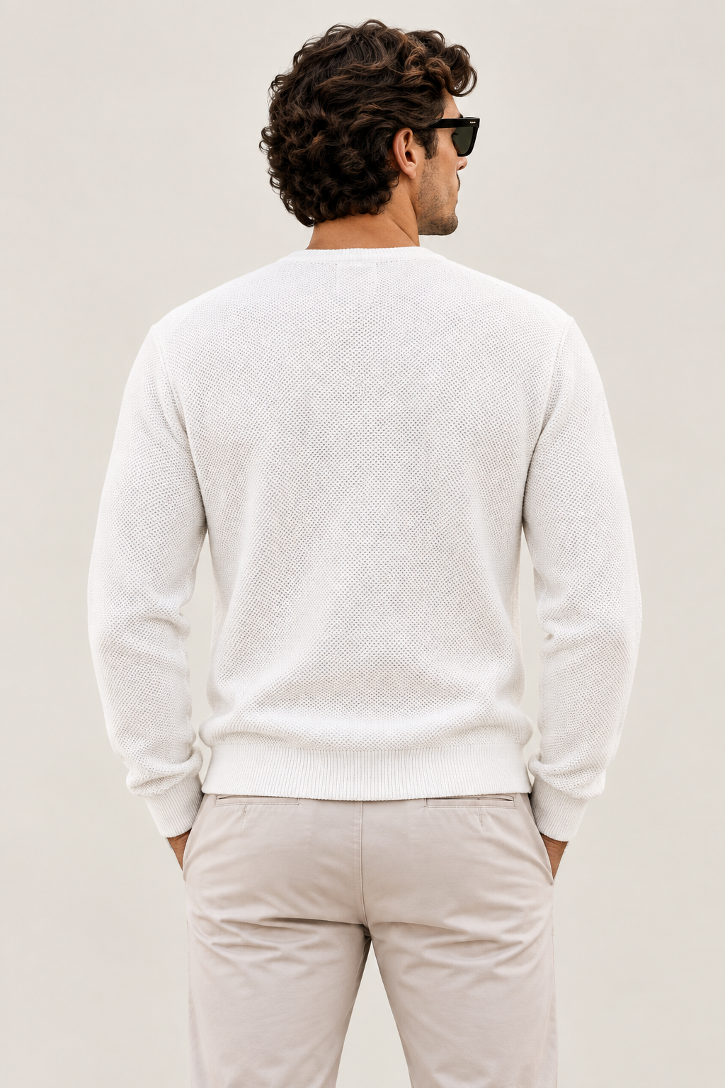 Modello di spalle con maglione HHL8026