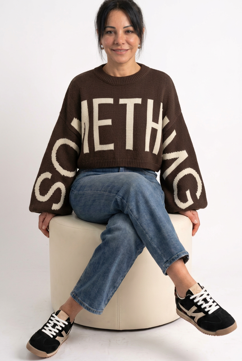 Maglia crop SOMETHING marrone indossata