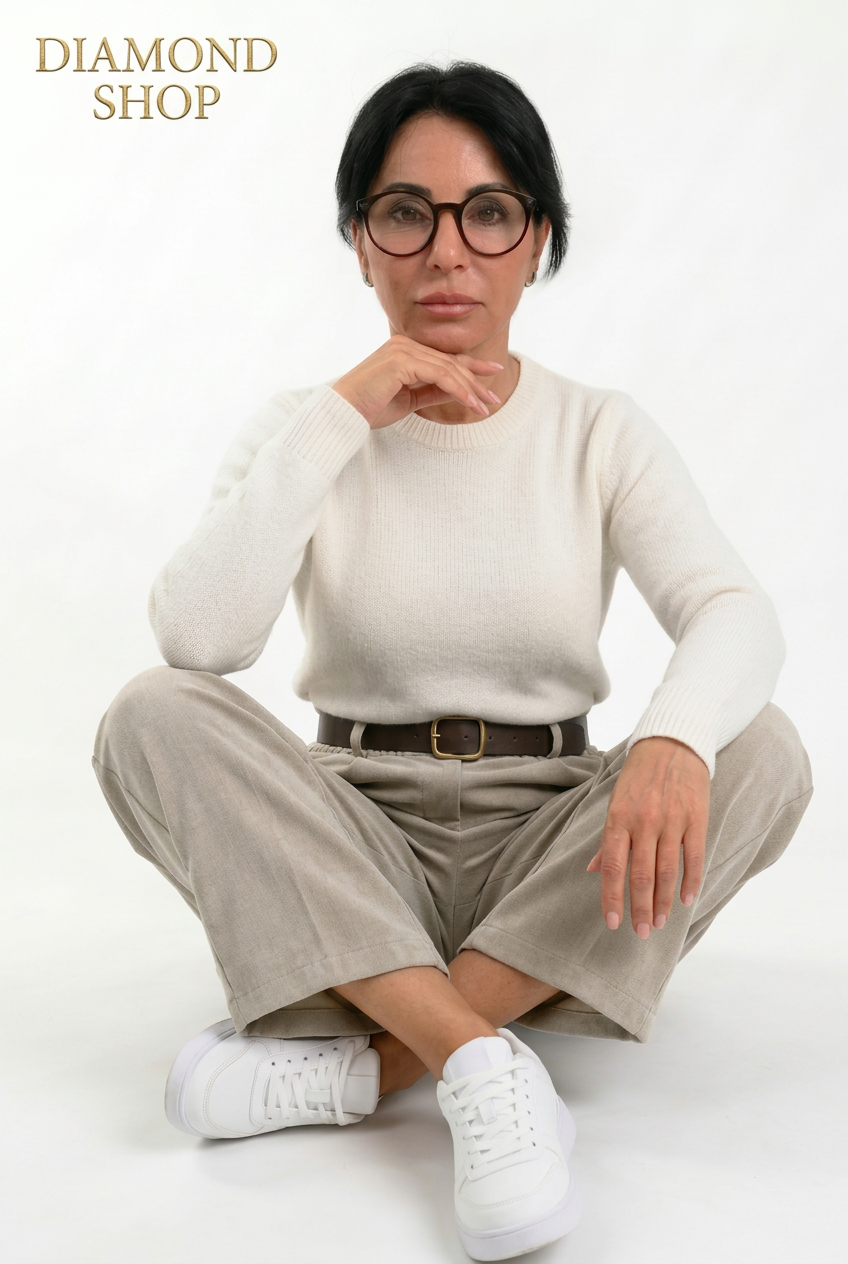Pantaloni nella variante beige indossati nella posa seduta