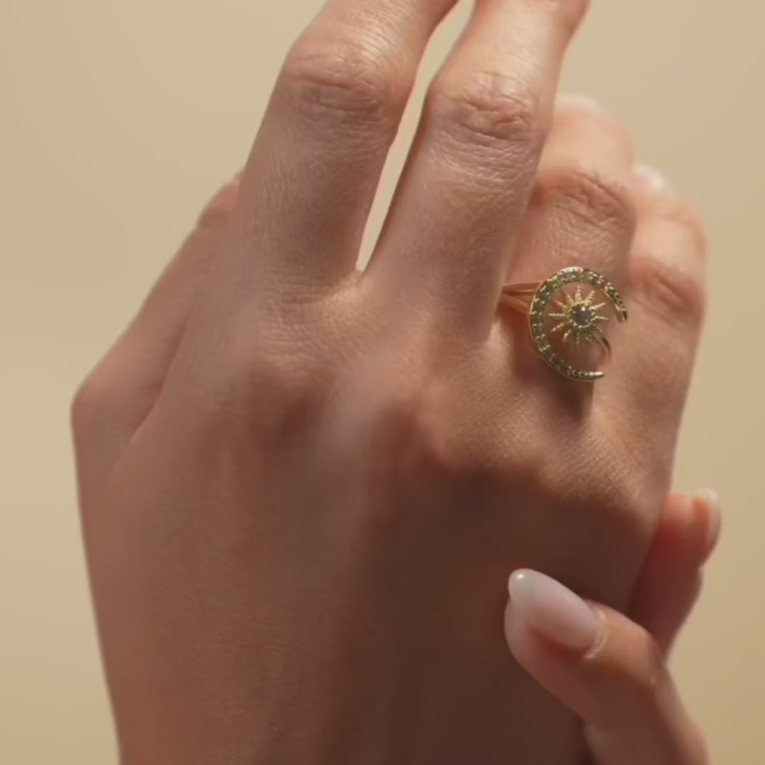 Moon and Sun: anello regolabile placcato d'oro
Scintillanti e ricchi di fascino, questi gioielli dorati sono impreziositi da un pendente a forma di cuore con una pietra celeste al centro,per aggiungere un tocco di raffinatezza a qualsiasi outfit.