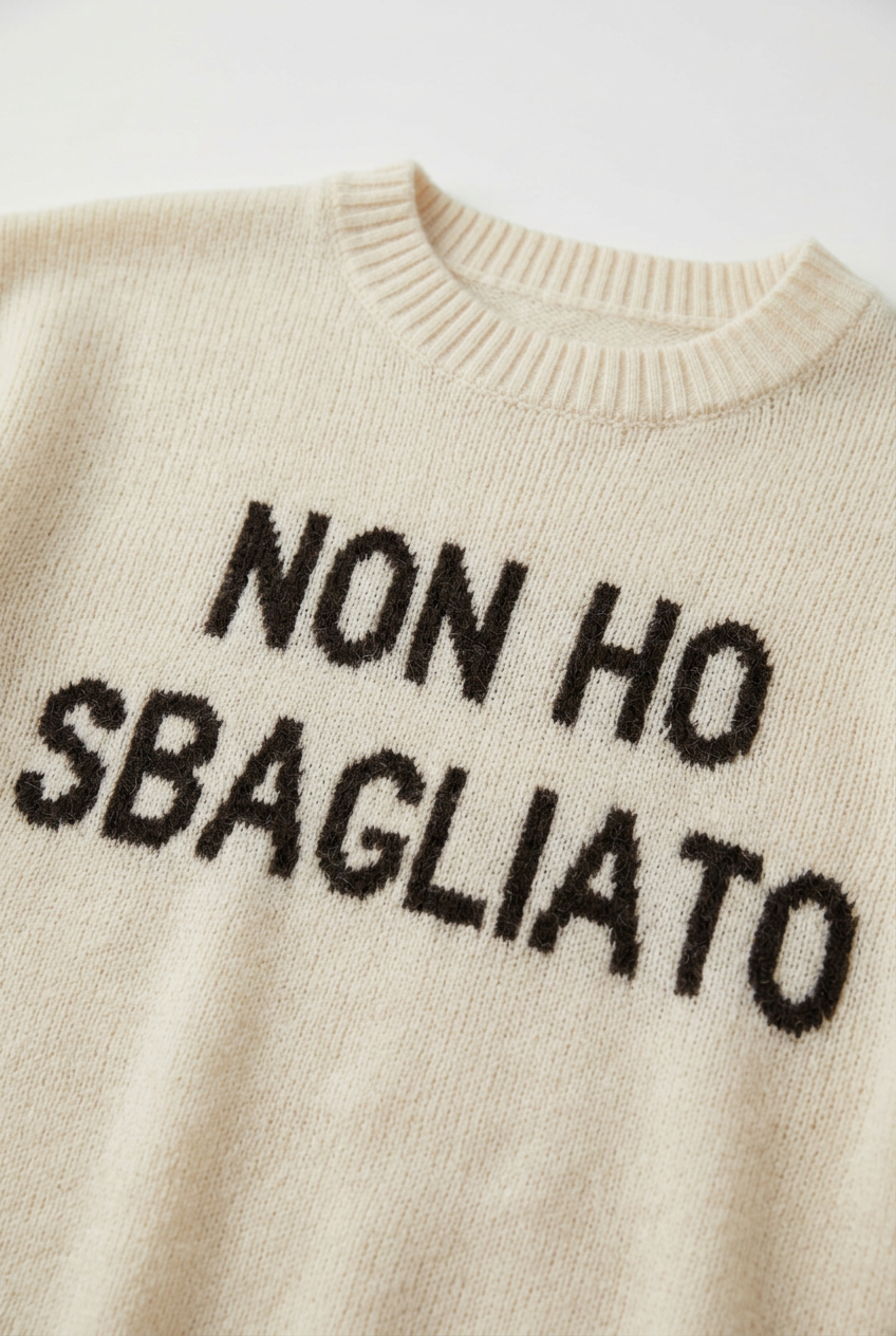 Rielaborazione ravvicinata della lavorazione del maglione panna