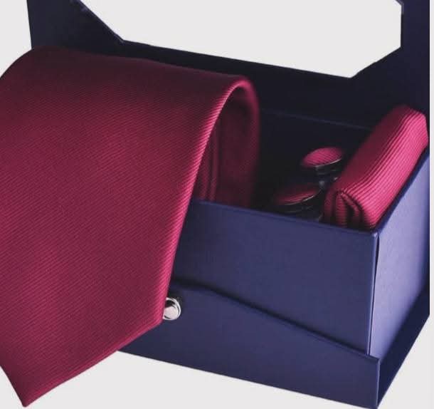Set Regalo Uomo 3 colori Elegante: Cravatta Bordeaux  _ Blu _rosso con Fazzoletto da Taschino e Gemelli Coordinati – Confezione Premium