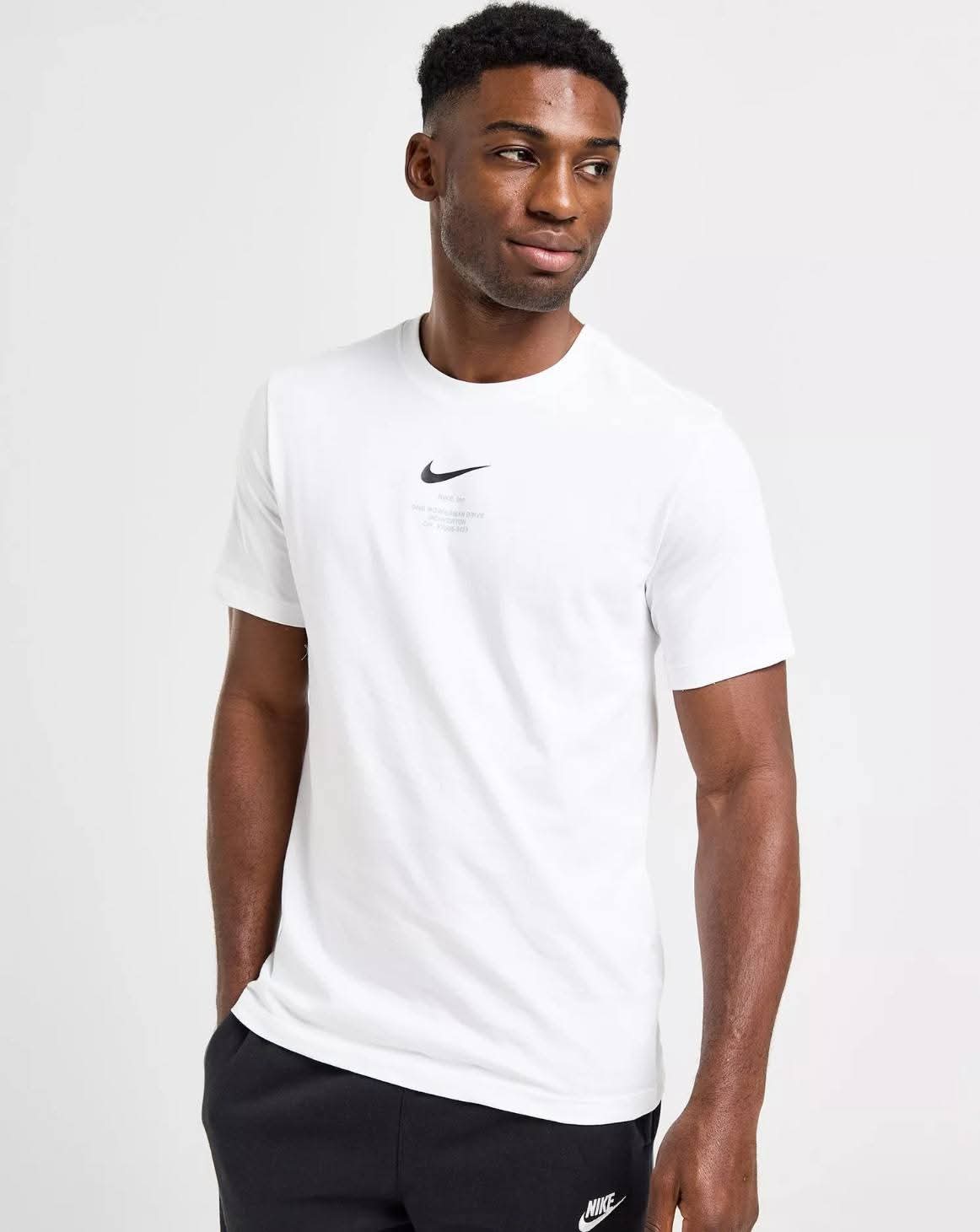 T-Shirt Uomo Nike Sportswear Big Swoosh Bianca – Esclusiva Taglie Over M e XXL