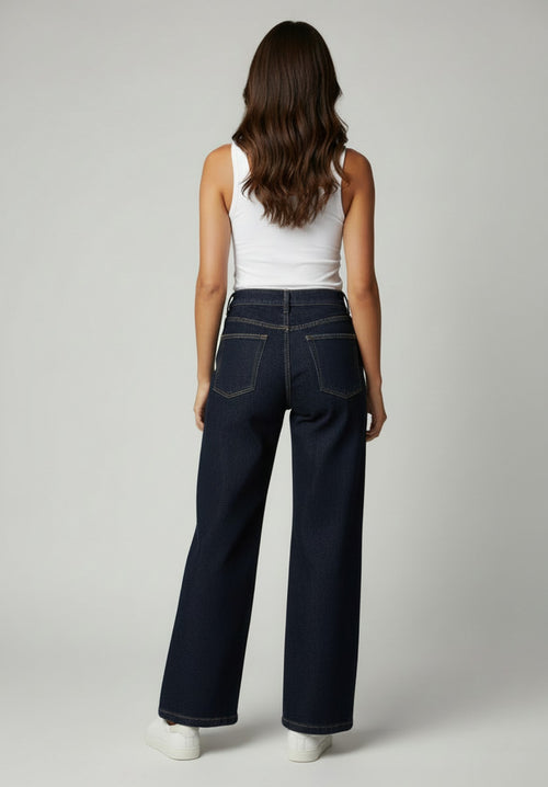 # JEANS WIDE-LEG VITA ALTA – DEEP BLUE SCURO

Il perfetto equilibrio tra eleganza sartoriale e comfort quotidiano