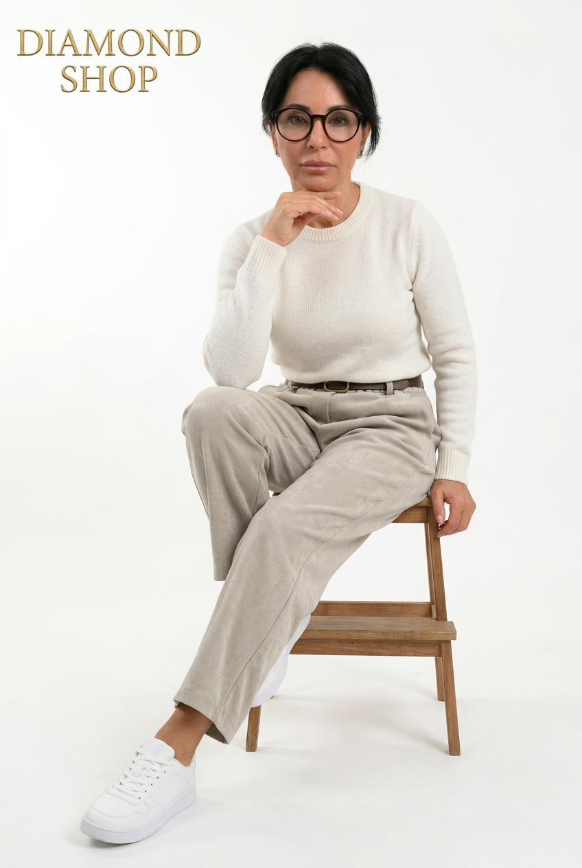 Sullo sgabello con gambe distese e pantaloni beige più lisci