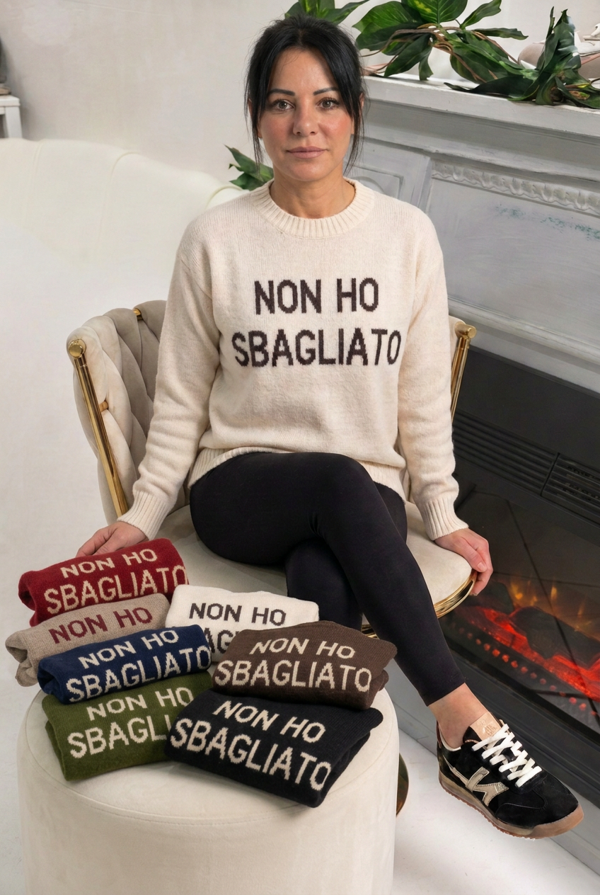 I sette colori dei maglioni piegati sul pouf